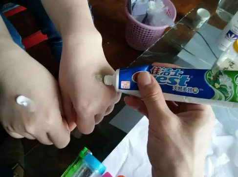 荣格牙膏产品示范图片双手分别涂不同牙膏