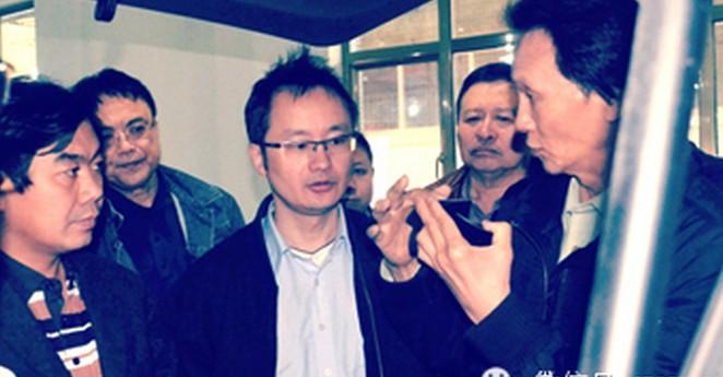 图为荣格科技集团董事局主席孙会喜（左一）受邀参观试驾空气发动机汽车